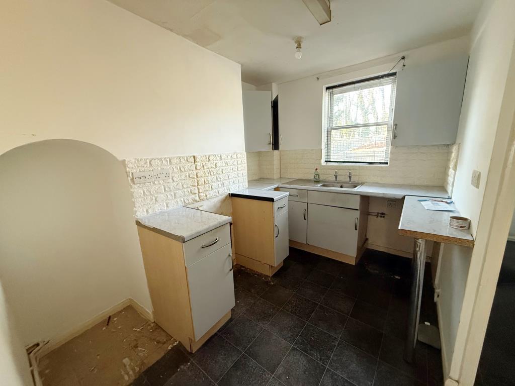 Lot: 78 - HOUSE IN NEED OF IMPROVEMENT - Kitchen